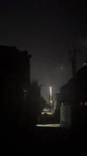 ドンッと花火の音が鳴ると子どもたちが家を飛び出し目をキラキラさせながら空を見上げて笑っています。いつも季節の変わり目のような？突然に上がりだす花火を戸次の子どもたちは次はいつか？と楽しみにしています🎆😊
#大分市 #戸次 #花火