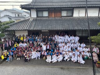 2026戸次本町春祭り
この町で暮らす人々、働く人々のご多幸を祈念して、今年は総勢167名神輿ニ柱で盛大に春祭りの巡幸を執り行いました。威勢のよい掛け声に笛と太鼓と鐘の音が混ざり合い町が盛大に賑わい、もうそろそろかと家先で神輿が来るのを待つ人々、皆で協力しておもてなしをの準備をする人々、この時ばかりは町に住む人たちの気持ちが一つになる瞬間でもあります。
#戸次本町 #春祭り #八幡社 #天満社 #御神輿