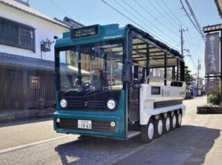 よいやかがり火　10月24日 （土）

ＪＲ中判田駅からはグリーンスローモビリティ（臨時運行）をご利用ください

（行き）
①大分駅発（ＪＲ）
②中判田駅着
③中判田駅発（グリーンスローモビリティ）
④会場周辺着

①13:46→②14:03→③14:10→④14:30
①14:52→②15:12→③15:20→④15:40
①16:14→② 16:31→③16:40→④17:00

（帰り）
①会場周辺発（グリーンスローモビリティ）
②中判田駅着
③中判田駅発（ＪＲ）
④大分駅着

①19:55→②20:15→20:32→20:50

詳しくは戸次本町街づくり推進協議会のホームページをご覧ください
＃大分市 ＃戸次本町＃よいやかがり火＃戸次本町街づくり推進協議会#グリーンスローモビリティ
