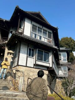 尾道散歩2026.02.01-02.02
戸次本町の街づくりに関わるメンバーで福山市、鞆の浦、尾道を旅しました
尾道は、水陸の要衝として栄え、いくつもの箱庭のような狭い路地の中に古代からの歴史的な建物が残り、儒学者頼山陽、豊後南画の大家田能村竹田、帆足杏雨といった文人墨客が集うなど、歴史的な背景や観光資源、古い街並みを大事に残し活かすといった戸次と通ずるものを今回の旅で感じました。沢山の記憶に残る刺激を受け、今後の戸次の街づくりに活かしていきたいと思います。

#戸次本町街づくり推進協議会 
#杏の会 
#在戸蔵 
#戸次本町 
#鞆の浦 
尾道 
福禅寺対潮桜
NIPPONIA鞆港町 
鞆の浦暮らし観光 
SANTO 尾道 
こめどこ食堂
岡村春子商店 
千光寺山ロープウェイ 
千光寺公園 
尾道ゲストハウスみはらし亭 
帆雨亭 
ＬＯＧ 
ネコノテパン工場 
TEA STAND GEN 
活版カムパネルラ 
ONOMICHI DENIM SHOP 
手毬 
尾道ゲストハウスあなごのねどこ 
紙片 
ONOMICHIＵ２