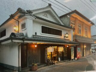 よいやかがり火
10月24日（土）

プログラム
【帆足本家酒造蔵】蔵シックコンサート
14:00  つむぎTrio
16:00  澤田勝仁（津軽三味線）スペシャルゲスト
18:30  アマンの竹笛

【藤川金物店】縁日ひろば会場
出店
戸次鮑腸保存会
戸次ごんぼの会
戸次杏の会
馬〆あじ寿司
hitoyoshiカフェとレストランのあいだ
量り売りからはな百貨店
HARIYO
mocca
藤川金物店　汀
古着DISCO OITA
studio tam tam
シナジー
FURUGIMONOSHIGAYA
臼杵縁日倶楽部
tarutohanko

倉庫（遊び）
射的・輪投げ・お手玉投げ、型抜きなど

着付け体験
会場・大南まちづくりセンター
要予約 持ち込み2,000円
レンタル4,000円

JR中判田駅からはグリーンスローモビリティ（臨時運行）
（行き　大分市街→戸次）
1.  大分駅発 （JR）
2.  中判田駅着
3.  中判田駅発（グリーンスローモビリティ）
4.  会場周辺着
①13:46→②14:03→③14:10→④14:30
①14:52→②15:12→③15:20→④15:40
①16:14→② 16:31→③16:40→④17:00

（帰り　戸次→大分市街）
1.  会場周辺発（グリーンスローモビリティ）
2.  中判田駅着
3.  中田駅発（JR）
4.  大分駅着
①19:55→②20:15→20:32→20:50

問い合わせ
戸次本町街づくり推進協議会
事務局 大分市役所大南支所
097-597-1000 （受付時間8:30～17：15）

縁日ひろば
在戸蔵　藤川　090-1513-4773