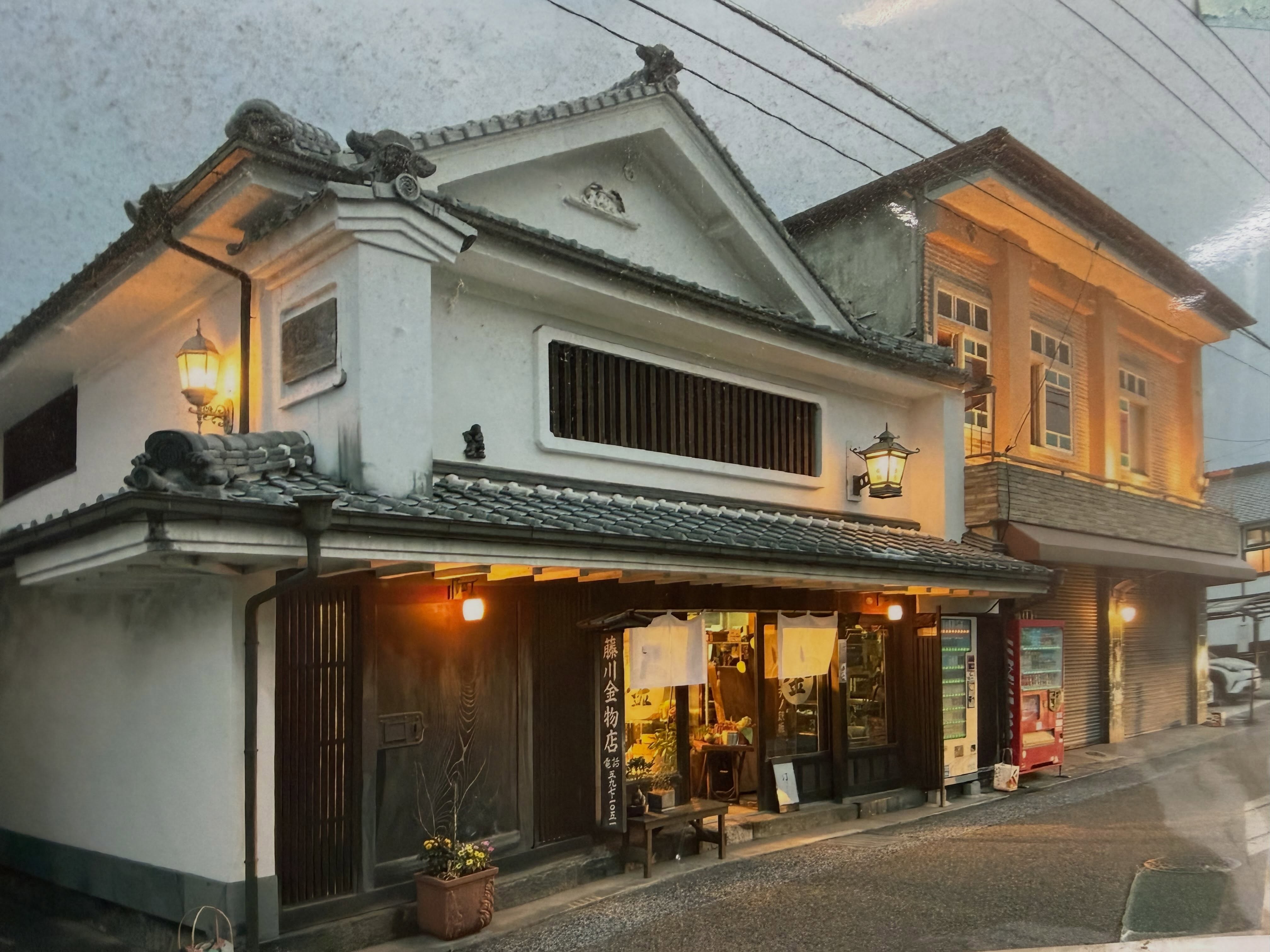よいやかがり火
10月24日（土）

プログラム
【帆足本家酒造蔵】蔵シックコンサート
14:00  つむぎTrio
16:00  澤田勝仁（津軽三味線）スペシャルゲスト
18:30  アマンの竹笛

【藤川金物店】縁日ひろば会場
出店
戸次鮑腸保存会
戸次ごんぼの会
戸次杏の会
馬〆あじ寿司
hitoyoshiカフェとレストランのあいだ
量り売りからはな百貨店
HARIYO
mocca
藤川金物店　汀
古着DISCO OITA
studio tam tam
シナジー
FURUGIMONOSHIGAYA
臼杵縁日倶楽部
tarutohanko

倉庫（遊び）
射的・輪投げ・お手玉投げ、型抜きなど

着付け体験
会場・大南まちづくりセンター
要予約 持ち込み2,000円
レンタル4,000円

JR中判田駅からはグリーンスローモビリティ（臨時運行）
（行き　大分市街→戸次）
1.  大分駅発 （JR）
2.  中判田駅着
3.  中判田駅発（グリーンスローモビリティ）
4.  会場周辺着
①13:46→②14:03→③14:10→④14:30
①14:52→②15:12→③15:20→④15:40
①16:14→② 16:31→③16:40→④17:00

（帰り　戸次→大分市街）
1.  会場周辺発（グリーンスローモビリティ）
2.  中判田駅着
3.  中田駅発（JR）
4.  大分駅着
①19:55→②20:15→20:32→20:50

問い合わせ
戸次本町街づくり推進協議会
事務局 大分市役所大南支所
097-597-1000 （受付時間8:30～17：15）

縁日ひろば
在戸蔵　藤川　090-1513-4773