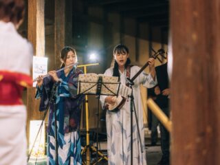 『よいやかがり火』

まちは人で出来ていることを実感する瞬間
出演者とまちに住む幅広い世代の方たちとの交流から生まれる艶のある賑わい

酒蔵では、つむぎTRIOの蔵シックコンサートから始まり、澤田勝仁さんの粋な力強い演奏、アマンの竹笛に来場者は魅了されていました　@tsumugitrio 

こじまちからさんの竹オブジェで装飾されたステージでは、大分南高校福祉課の生徒が司会、運営する「世代を超えたファッションショー」でランウェイするモデルたち
@chikara.kojima  @disco_oita 

点灯式セレモニーでは、まちなみガイド杏の会、戸次鮑腸保存会、戸次中学校生徒による「鶴崎踊り」が華を添えました

毎年新たな試みの演出に協力していただく出演者、関係する多くの皆様に感謝いたします

photo @ya.24 

#戸次本町 
#よいやかがり火 
#戸次本町街づくり推進協議会 
#在戸蔵