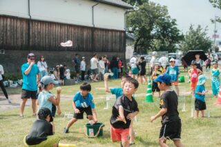 水風船バトル2026なつ終了しました。
今年も多くの参加をいただきました戸次の夏の恒例行事。子どもも大人も応援する人もスタッフまでも、会場に笑顔が溢れて楽しい夏の夏の思い出作りが出来たのではないでしょうか？
参加者の皆様暑い中お疲れ様でした！ぜひまた来年も参加をお待ちしています。

子どもの部
1.  位 ミニゴーズ
2.  位 夏休み満喫し隊3
3.  位 スモールアイランド

大人の部
1.  位 大南レッドサンズＤ
2.  位 ビッグアイランド
3.  位 大南レッドサンズC

コスプレ大賞
子どもの部
もっちぴーず

大人の部
チームツスエ

写真 藤島靖佳 @ya.24

#戸次本町 #賑わい #水風船バトル #在戸蔵 #田舎暮らし 夏休み 水遊び